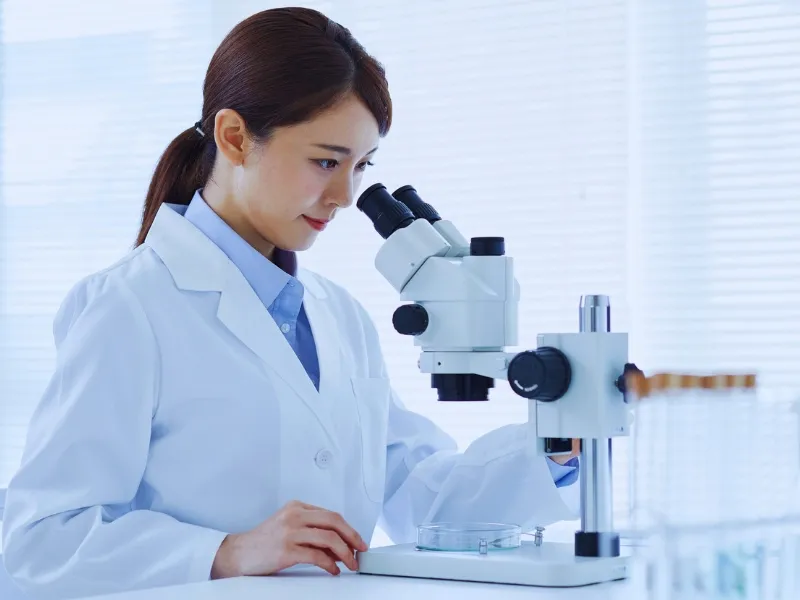 Biomedical researcher conducting laboratory analysis supporting life science research and temperature-controlled logistics.